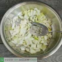 Gulaș de pui cu legume coapte și cârnați