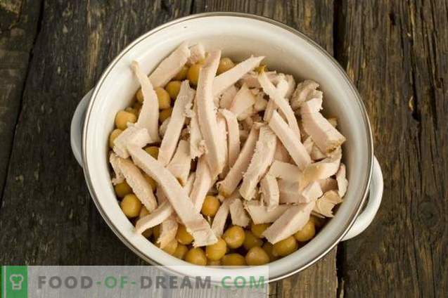 Salad with smoked chicken and chickpeas