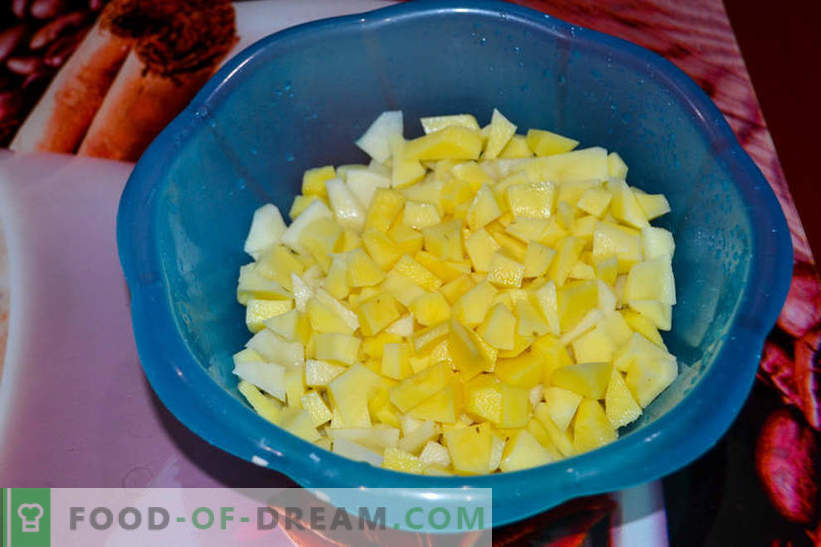 Friptura în ghivece - cartofi cu ciuperci și cârnați afumați, rețetă delicioasă pentru oaspeți