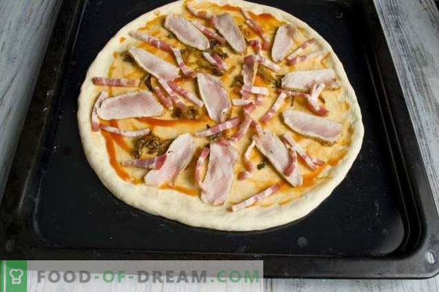 Pizza de levadura con jamón y panceta en el horno