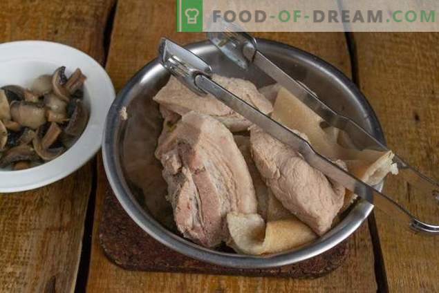 Salată de carne de porc și de ciuperci în stil rural