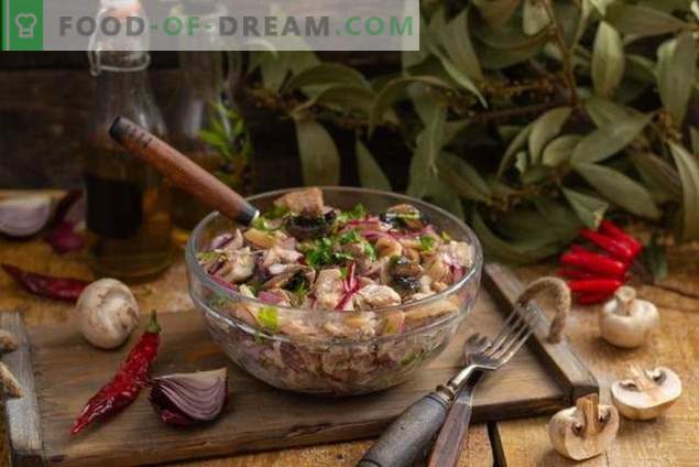 Salată de carne de porc și de ciuperci în stil rural