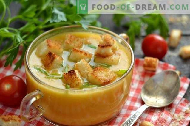 Chicken cream soup with croutons
