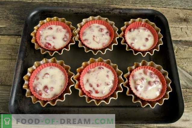 Muffins pe kefir umplute cu căpșuni