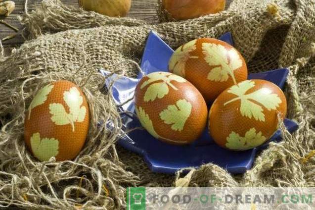 Ouă pictate pentru Paști, decorate cu frunze de pătrunjel