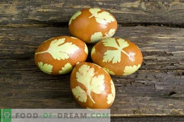 Ouă pictate pentru Paști, decorate cu frunze de pătrunjel