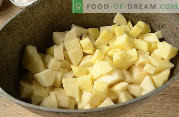 Patatas con champiñones en el horno con crema agria - un plato aromático y nutritivo. Receta fotográfica paso a paso del autor de papas al horno con champiñones