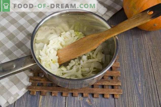 Kürbissuppe mit Sahne und Crackern