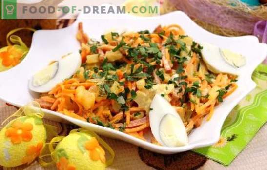 O mare salată de bază este morcovul coreean cu cârnați. Salată de morcov salată cu salam și alte ingrediente