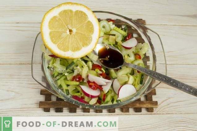 Salată de fructe de mare cu avocado, castraveți și ouă