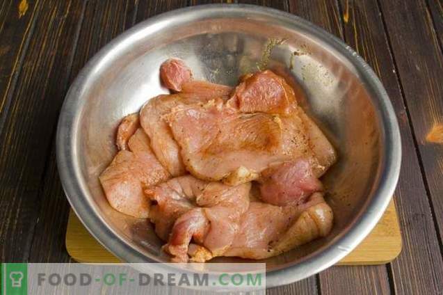 Carne de porc delicioasă cu năut și ceapă în cuptor