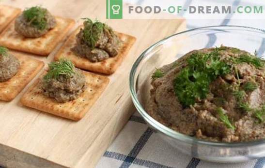 Mushroom caviar of mushrooms with vegetables, pepper and spices. Ready-made mushroom caviar from mushrooms in a frying pan, pan and a slow cooker