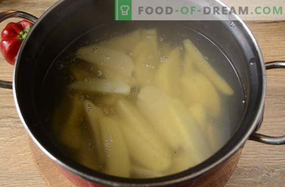 Pui, copt cu cartofi: o rețetă foto pas cu pas. Coacem un pui cu cartofi, piper și ciuperci - un efort minim, un rezultat delicios!