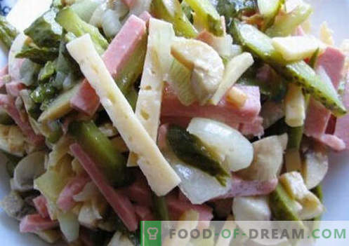 Salată cu cârnați fierți - cele mai bune cinci rețete. Cum să salată bine pregătită și gustoasă cu cârnați fierți.