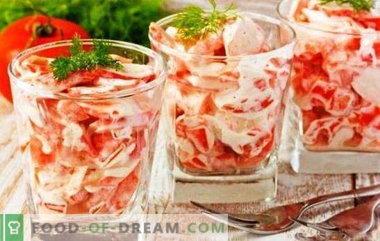 Salată cu bastoane de crab, roșii și brânză - un gust fabulos! Rețete pentru diferite salate cu bastoane de crab, roșii și brânză