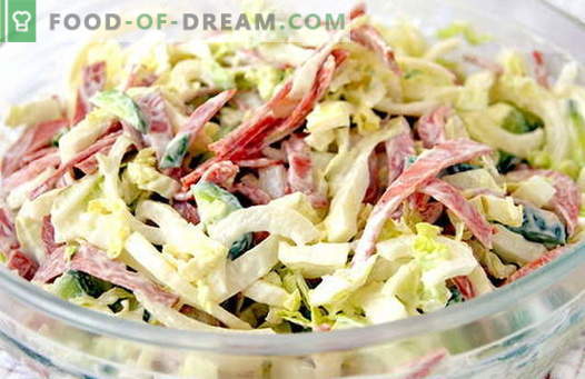 Salata cu varză proaspătă și cârnați sunt cele mai bune rețete. Se prepară salata corectă din varză proaspătă cu cârnați.